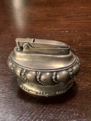 Posrebrzana zapalniczka stołowa Ronson Crown w stylu Art Deco – widok z boku i z góry, vintage akcesorium tytoniowe