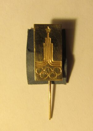 Złoty znaczek olimpijski Moskwa 1980 – 2,5 g złota próby 14K na tle czarnego aksamitu