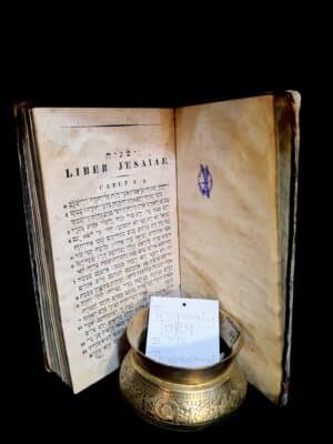 XIX-wieczna Biblia Hebrajska LIBER JESAIAE – starodruk z widocznymi śladami starzenia, pieczęcią i notatką po polsku.