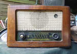 Zabytkowe lampowe radio Stolica 3264 w drewnianej obudowie z jasną tkaniną na głośniku