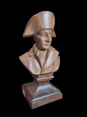 Popiersie Napoleona Bonaparte z drewna orzechowego o wysokości 30 cm