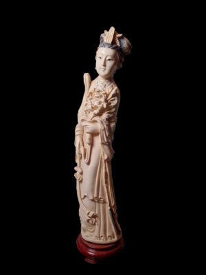 Figurka kobiety Guanyin z tworzywa imitującego kość słoniową na drewnianej podstawce – Azja Wschodnia XX wiek
