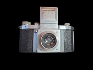 Kamera lustrzanka Praktiflex KW Dresden z obiektywem Carl Zeiss Jena Tessar 50mm f/3.5, lata 40. XX wieku.