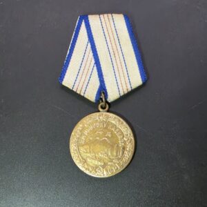 Radziecki medal Za obronę Kaukazu z 1944 roku na oryginalnej wstążce.