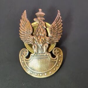 Polski orzełek wojskowy na czapkę, wzór 1919, metal z patyną na ciemnym tle
