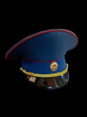 Radziecka furażerka oficerska ZSRR z czerwonymi wypustkami i złotym sznurem
