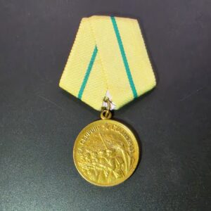 Oryginalny radziecki medal Za obronę Leningradu z 1942 roku, wykonany z mosiądzu.