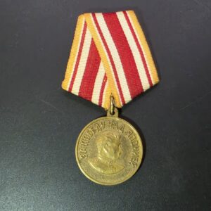 Radziecki medal Za zwycięstwo nad Japonią z 1945 roku z profilem Stalina