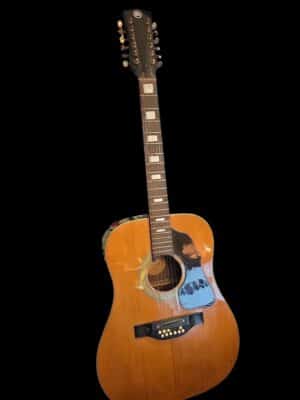 Wnętrze pudła rezonansowego i etykieta włoskiej gitary Melody Guitars MOD. 1400 z lat 70.