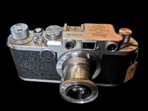 Zabytkowy aparat Leica IIIf z obiektywem Elmar, srebrny korpus z czarną skórzaną okładziną
