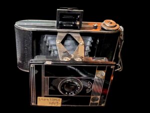 Zabytkowy aparat mieszkowy Agfa Billy-Clack 6x9 z lat 30. XX wieku, z widocznym obiektywem i skórzanym korpusem.