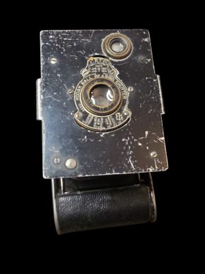 Zabytkowy, składany aparat fotograficzny Vest Pocket Kodak z początku XX wieku z migawką Ball Bearing Shutter.